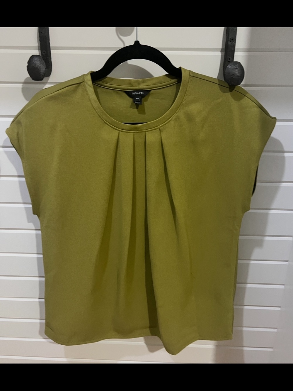 RW&CO. Olive Green Pleated Cap Sleeve Blouse